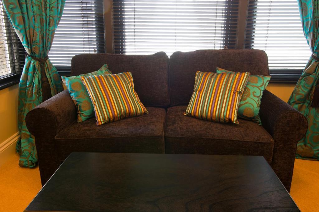 فندق ذا جرافتون مبيت وإفطار هاروغايت الغرفة الصورة A sofa with cushions