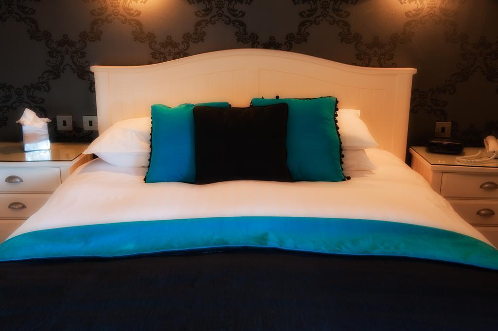 فندق ذا جرافتون مبيت وإفطار هاروغايت المظهر الخارجي الصورة A bed with cushions