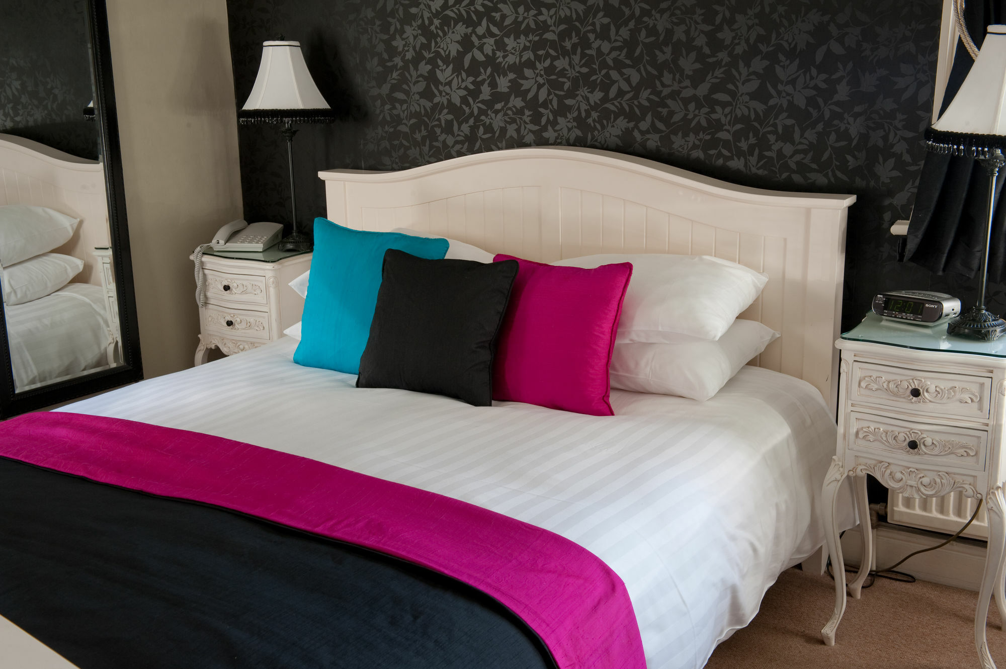 فندق ذا جرافتون مبيت وإفطار هاروغايت المظهر الخارجي الصورة A bed with a bed runner